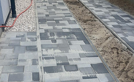 Modern kerti járda – antracit kombi, kvarchomok fugázás közben